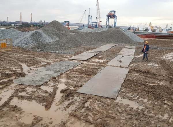 tôn tấm lót đường