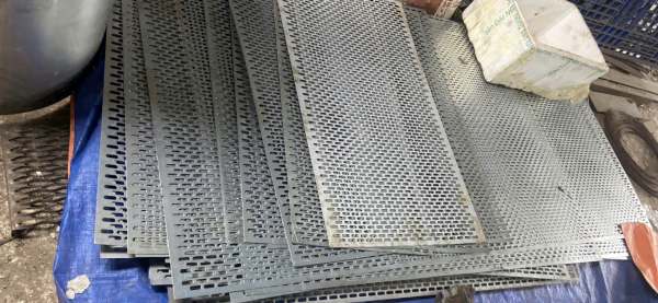 Sắt thép đen kẽm tấm đục lỗ  tại Mạnh Tiến Phát