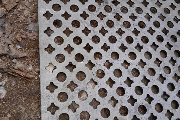 thép tấm đen đục lỗ