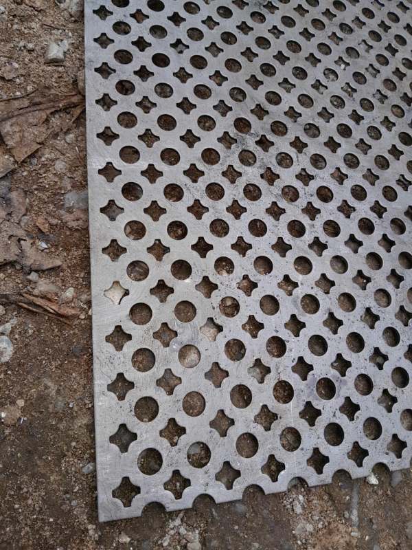 thép tấm đen đục lỗ